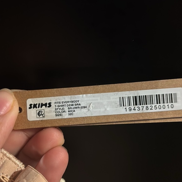 Skims FITS EVERYBODY
T-SHIRT BRA Mica NWT - Picture 9 of 11